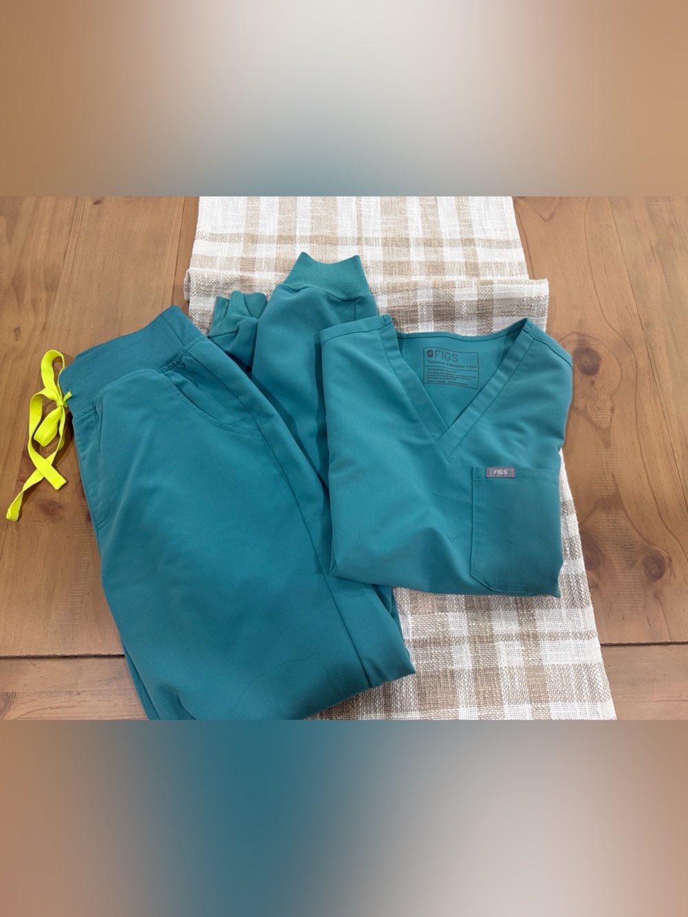 FIGS women’s scrub set